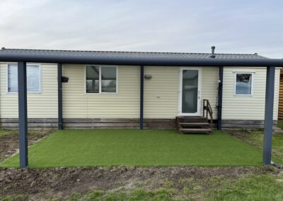 Kunstgras onder stacaravan